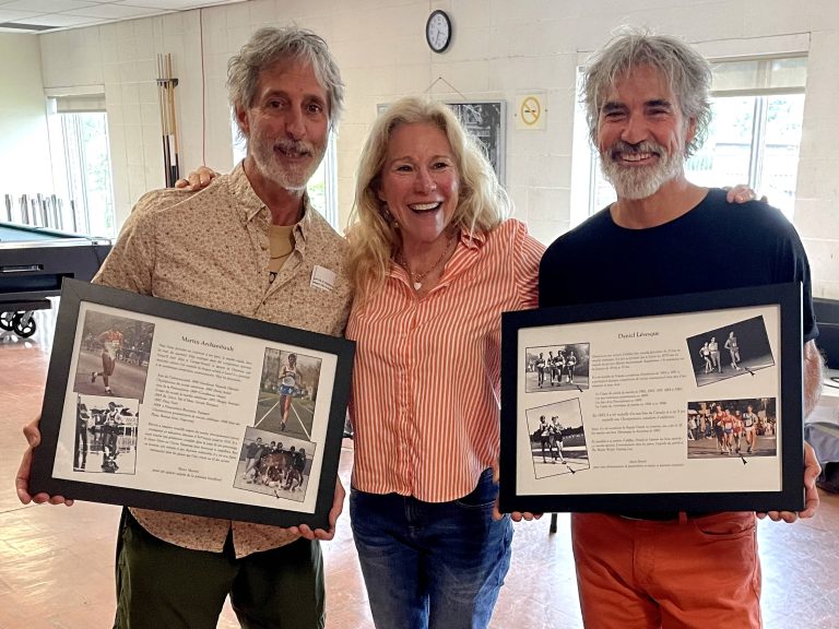 Les marcheurs athlétiques Martin Archambault et Daniel Lévesque en présence de leur ancienne entraîneure Ghislaine Robert.