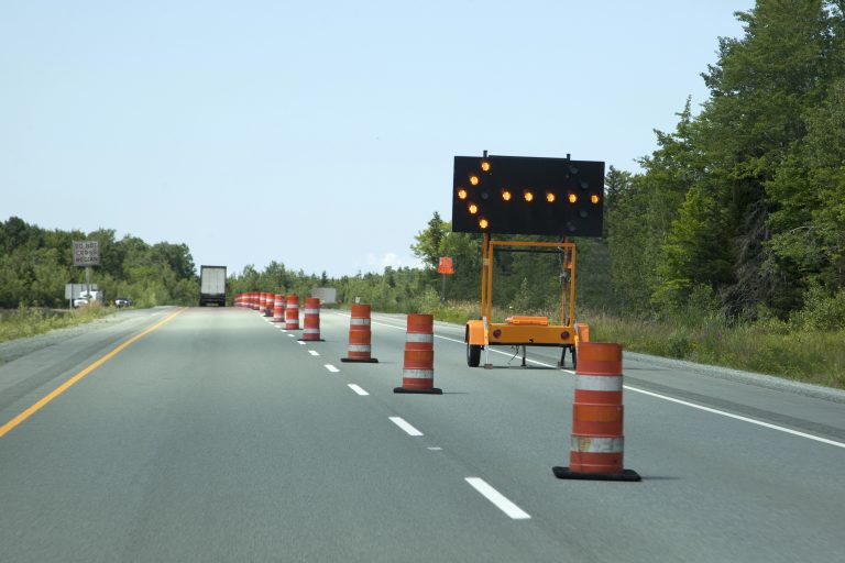 Ce sont des travaux de reconstruction d'une section de l'autoroute 13 qui causeront des déviations et une fermeture, principalement à la hauteur des boulevards Sainte-Rose et Dagenais Ouest, à Laval. (Photo gracieuseté – Depositphotos)