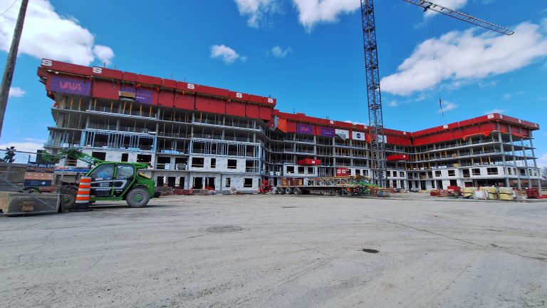 L’an dernier, le développeur Dév Méta et le Fonds immobilier de solidarité FTQ mettaient en chantier le projet baptisé VAIA en bordure du boulevard Curé-Labelle, au sud de l’A-440. Une première de deux phases d’un complexe résidentiel de 610 logements qui, à terme, aura nécessité un investissement de 260 M$.