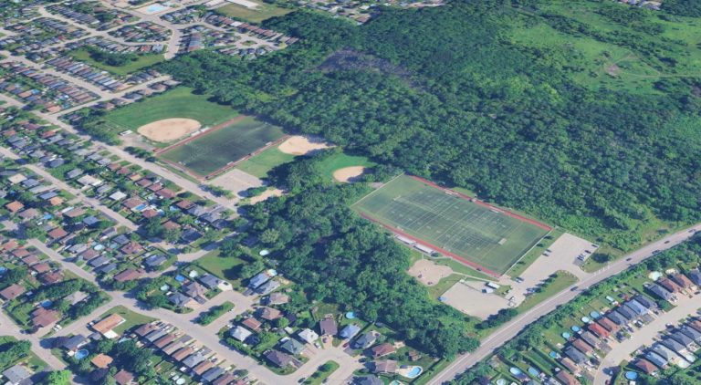 Le parc Laval-Ouest se déploie sur deux sites : l’un donnant sur le chemin St-Antoine et l’autre bordant la 21e Avenue.