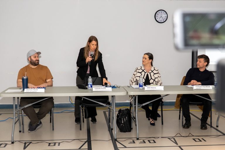 Fermette du Centre de la nature: bataille de chiffres Debout, Isabelle Piché, conseillère municipale de Saint-François et présidente du comité consultatif, entourée des commissaires Dennis Fiévèt (auteur de la pétition signée l’hiver dernier par plus de 20 000 personnes favorables au maintien de la fermette) et Julie Vézina (environnementaliste) et du consultant-expert François Handfield (agronome).