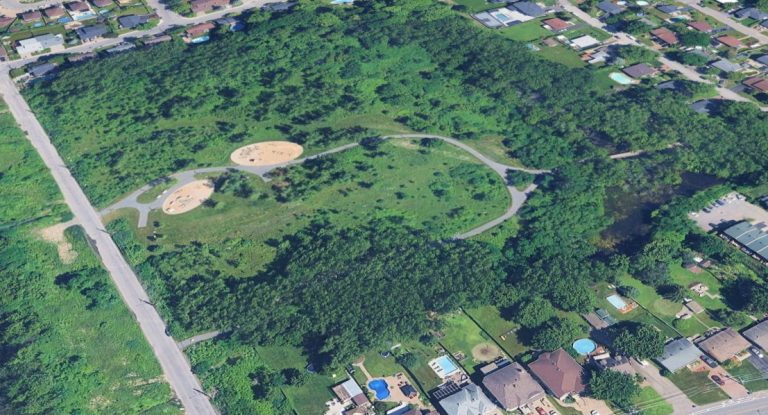 Le parc de la Capitaine-Molly- Kool se déploie au quadrant sud-est des rues Séguin et Cousteau dans Fabreville.