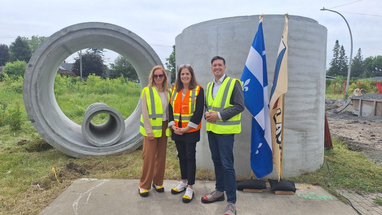 La ministre de l’Environnement, Pascale Déry, en présence de la députée de Vimont, Valérie Schmaltz, et du maire de Laval, Stéphane Boyer.