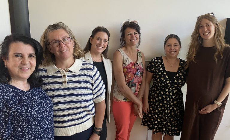 Six entreprises honorées pour leurs pratiques inclusives Ici, les représentant de la catégorie Argent : offre de stages. De gauche à droite, Samia Nadia Abdelaziz, enseignante, Véronique Lefebvre, gérante du Sports Experts, PME récipiendaire, Laurie Clavel, conseillère pédagogique au Centre de services scolaire de Laval – secteur jeunes et contributrice de l'initiative Ici nous valorisons les talents, Louise Arcand , propriétaire et gérante des Serres Sylvain Cléroux, PME également récipiendaire, Cindy Blain, technicienne en éducation spécialisée, et Élodie Côté, enseignante.