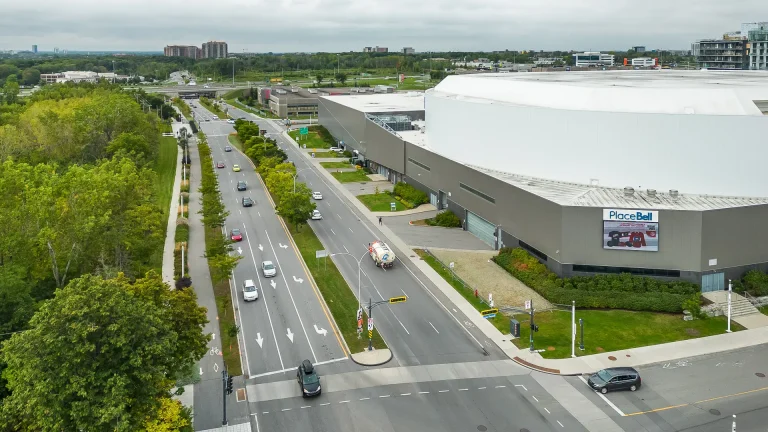 Abandon du SRB Notre-Dame/Concorde: Québec laisse 63,5 M$ sur la table Projeté sur les 5,8 kilomètres reliant les boulevards Labelle, dans Chomedey, et des Laurentides, dans Pont-Viau, le service rapide par bus (SRB) Notre-Dame / de la Concorde annoncé par le gouvernement Legault en 2022 a depuis été abandonné.