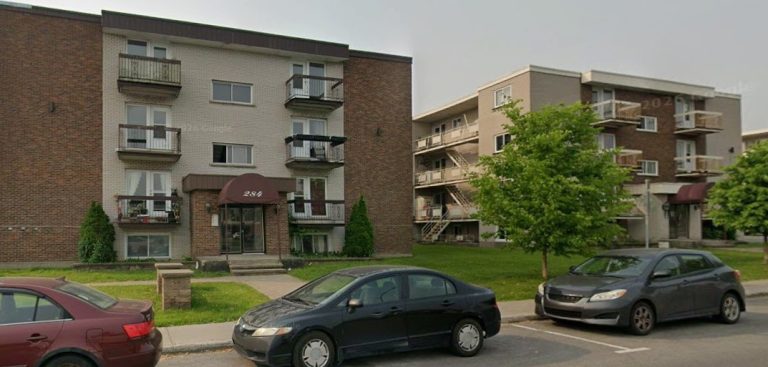 Voici 2 des 4 immeubles du boulevard Cartier dont les locataires avaient été évincés en juillet 2025 dans le cadre d’une démoviction. Aujourd’hui démolis, ces bâtiments qui abritaient 64 logements feront place à 2 immeubles de 6 étages qui totaliseront 162 unités pour un investissement estimé à plus de 30 M$.