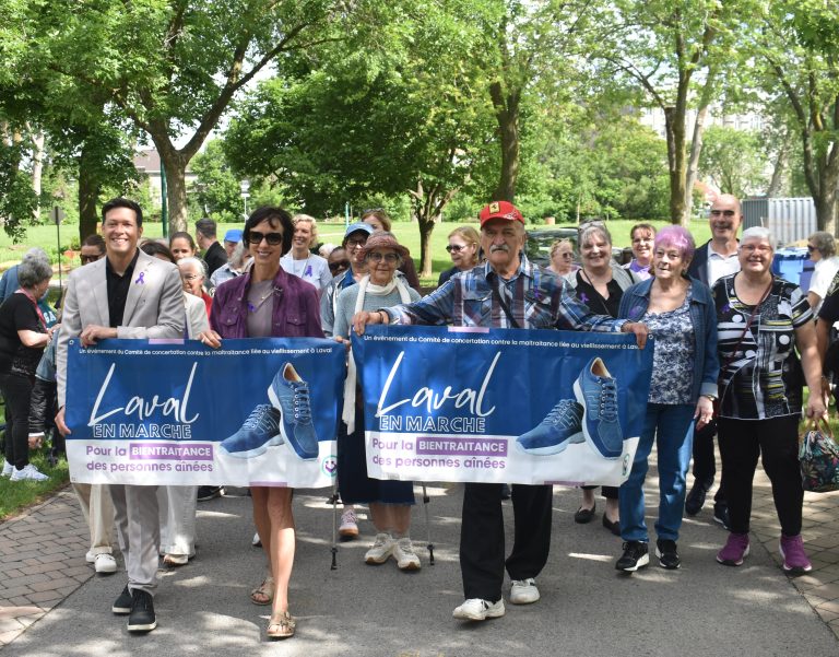 Une marche a été organisée au parc Bernard-Landry dans le cadre de la Journée mondiale de lutte contre la maltraitance des personnes aînées. (Photo 2M.Media – Emmanuelle Froment)