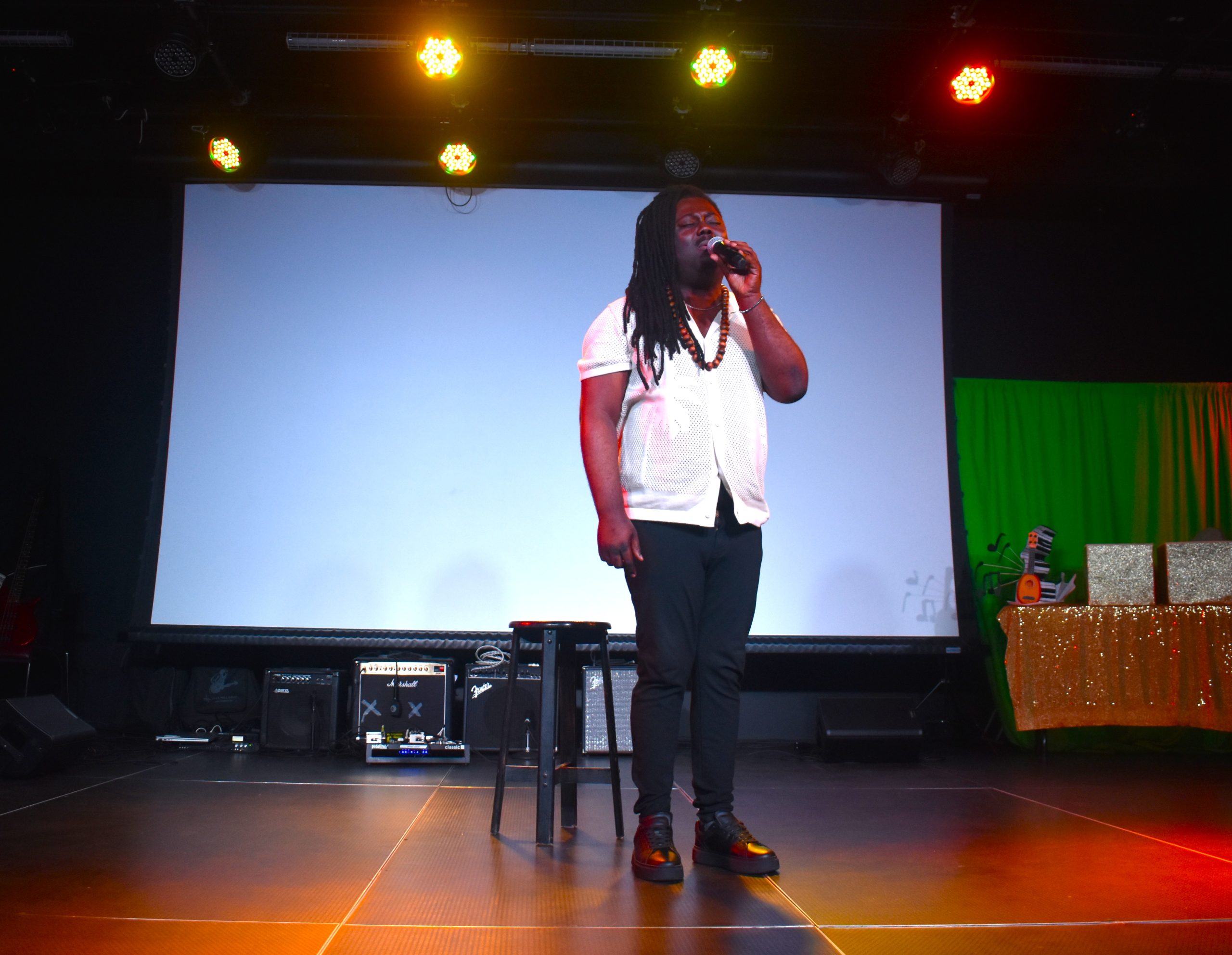 L'artiste Hadler Chery. (Photo 2M.Media – Emmanuelle Froment)