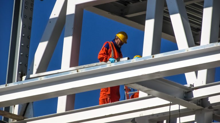 La mise en place d’une procédure comprenant des mesures logistiques (vêtements adaptés, équipements conçus pour faciliter le travail à la chaleur) et administratives (formation, information, programme d’alternance travail repos en fonction des conditions ambiantes) constitue une bonne pratique pour réduire les risques selon la CNESST. (Photo gracieuseté)