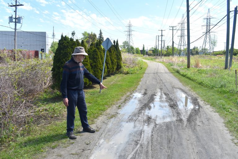 Après chaque épisode de précipitations, le sentier est difficilement praticable, explique Pierre Gaudette, résident du quartier. (Photo 2M.Media – Emmanuelle Froment)