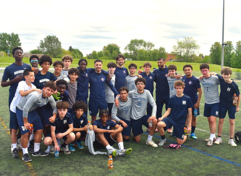L’équipe du FC Supra du Québec et les Maraudeurs ont disputé un match amical au Collège Laval. (Photo 2M.Media – Emmanuelle Froment)