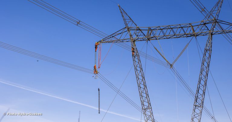 En août et septembre, Hydro-Québec fera des travaux liés aux isolateurs et accessoires d’une ligne de transport d’électricité sur le territoire de Laval. (Photo gracieuseté – Hydro-Québec)
