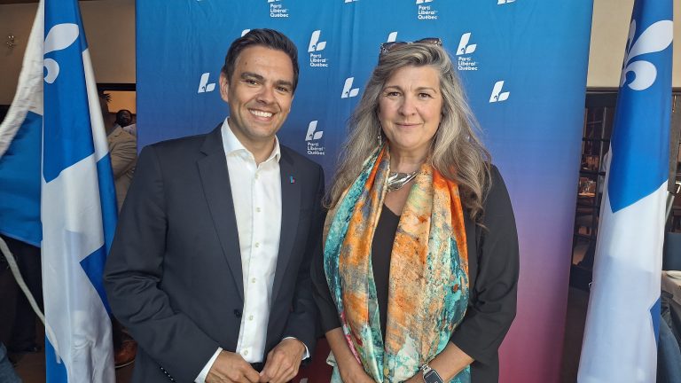 Le chef libéral Charles Milliard et Caroline De Guire lors de l’annonce de sa candidature dans Laval-des-Rapides, le 7 juillet dernier, en vue des élections générales du 5 octobre prochain.