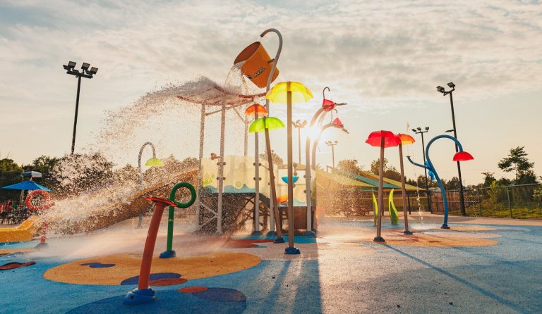 Laval compte sur son territoire 18 piscines extérieures, 8 pataugeoires et 16 jeux d’eau.
