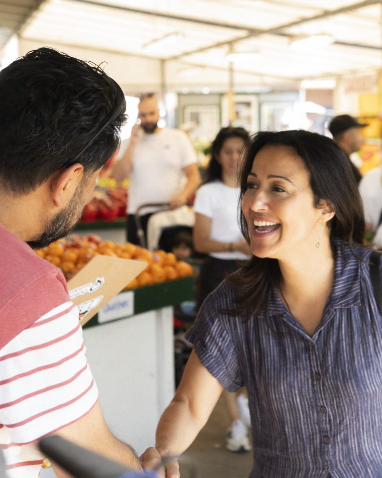 Ruba Ghazal et Québec solidaire à Laval pour contrer le prix de l’épicerie en hausse Ruba Ghazal et Québec solidaire étaient de passage au marché 440, dans Chomedey, afin de lancer une grande campagne nationale ciblant la hausse vertigineuse du panier d’épicerie. (Photo gracieuseté - Québec solidaire)