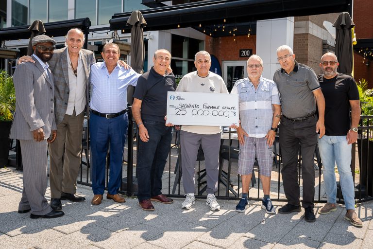 9 personnes dont 8 de Laval se partagent un gros lot de 25 M$ Situé à Chomedey, un dépanneur de Laval a fait 9 personnes heureuses de décrocher un gros lot de 25 000 000$ en jouant au Lotto Max. (Photo gracieuseté – Loto-Québec)