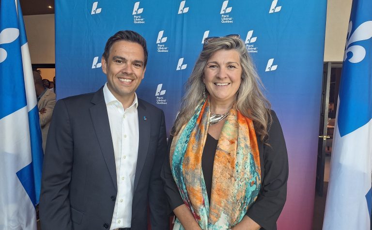 Le chef du Parti libéral du Québec, Charles Milliard, en présence de Caroline De Guire, candidate dans Laval-des-Rapides en vue du scrutin du 5 octobre prochain.