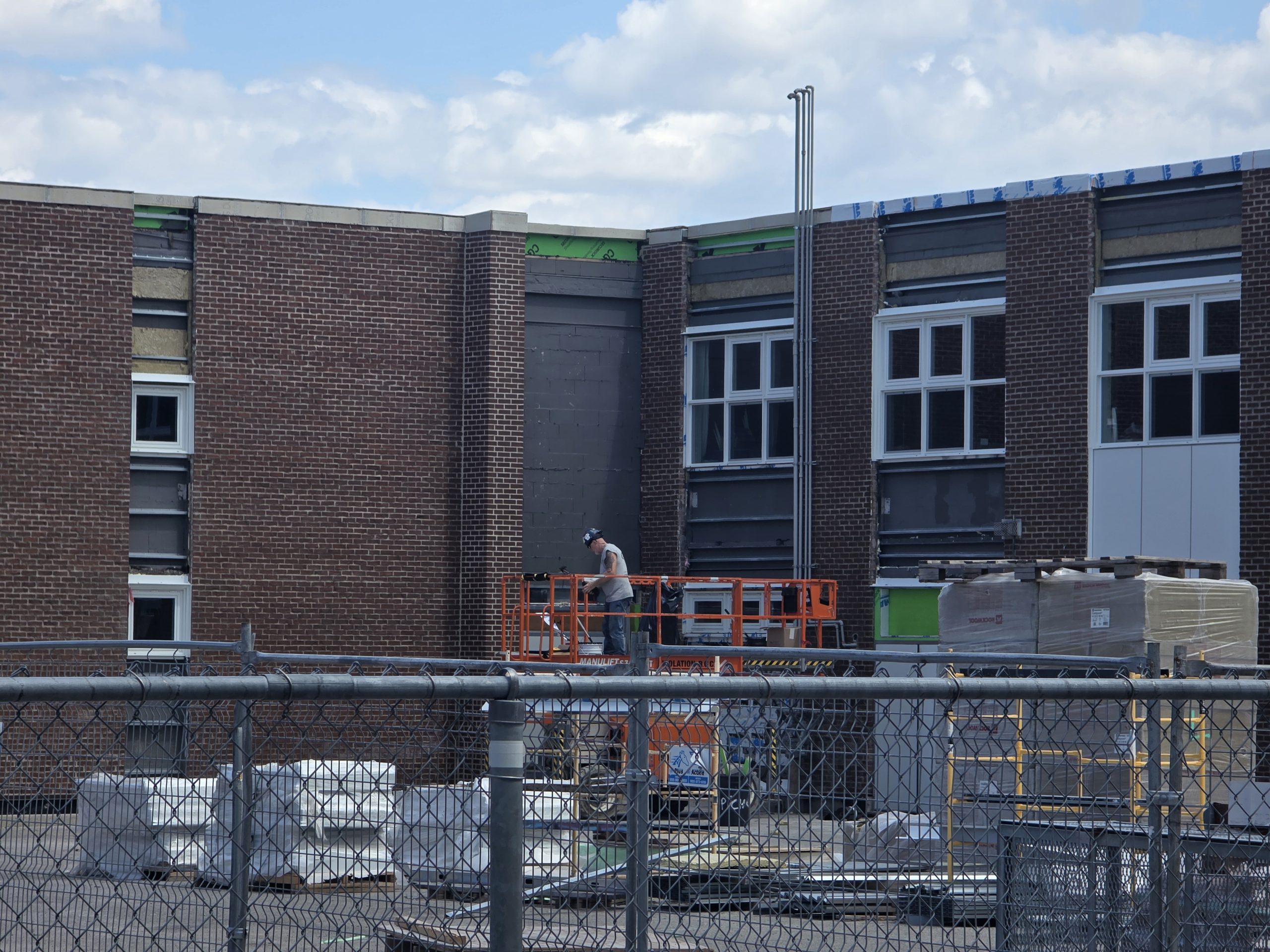 À l’école L’Orée-des-Bois, l’enveloppe extérieure se refait une beauté. (Photo 2M.Media – Corinne Prince)