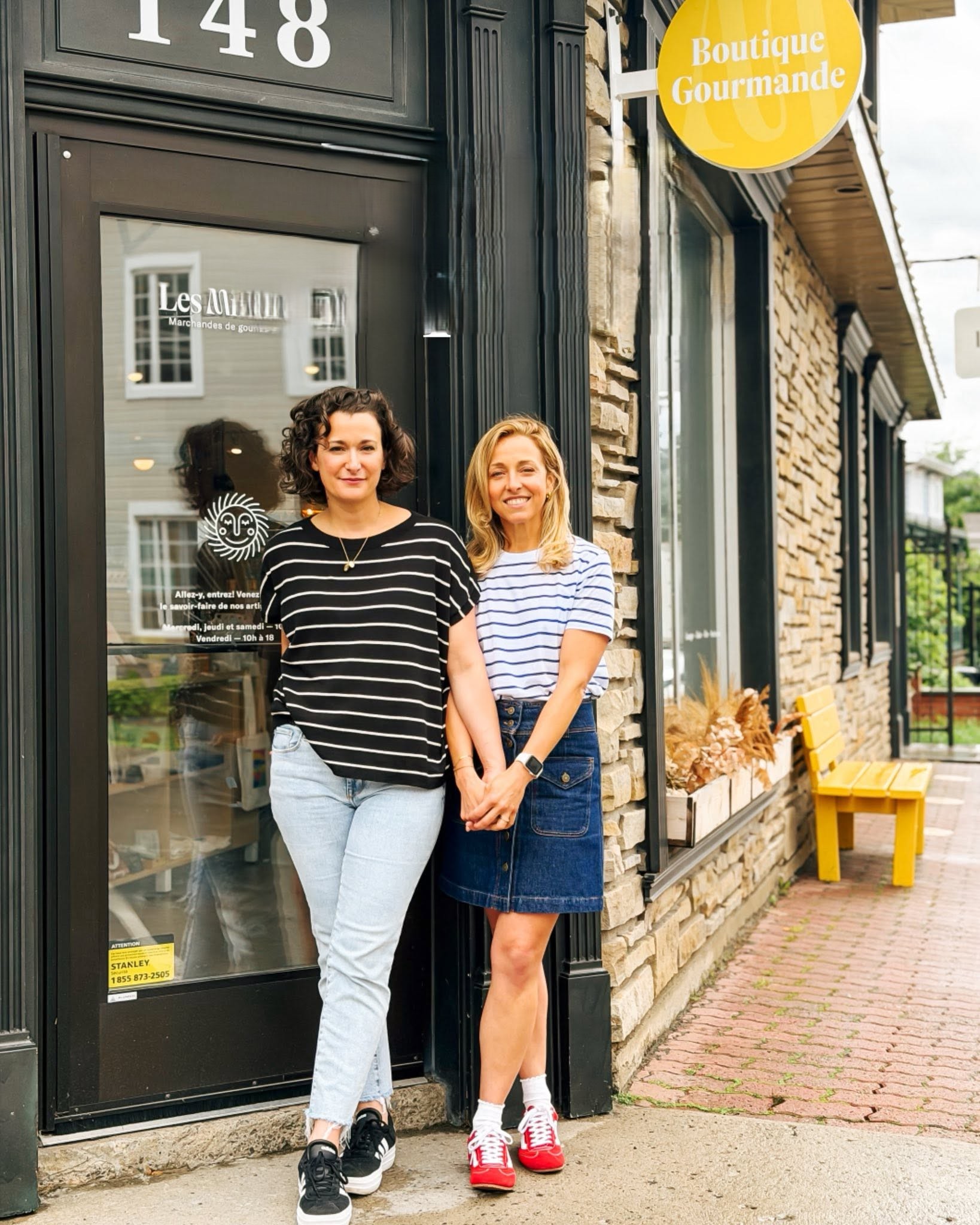 Les deux sœurs Rémond, devant la boutique des Minettes qu’elles ont ouverte en novembre 2019. (Photo gracieuseté – Page Facebook Les Minettes)