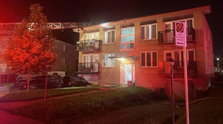 Les pompiers de Laval ont maîtrisé ce feu dû à un mauvais entreposage de briquettes d’un barbecue au charbon, survenu Place Darieux, à Chomedey, en quelque 40 minutes seulement, le samedi 11 juillet. (Photo gracieuseté)