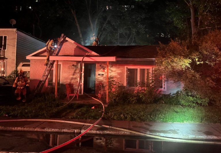Un feu de nature électrique cause 140 000$ de dégâts à Laval Les pompiers de Laval auront mis une quarantaine de minutes pour maîtriser ce feu qui serait de cause électrique dans la soirée du samedi 25 juillet sur la 66e Avenue, à Chomedey. (Photo gracieuseté)