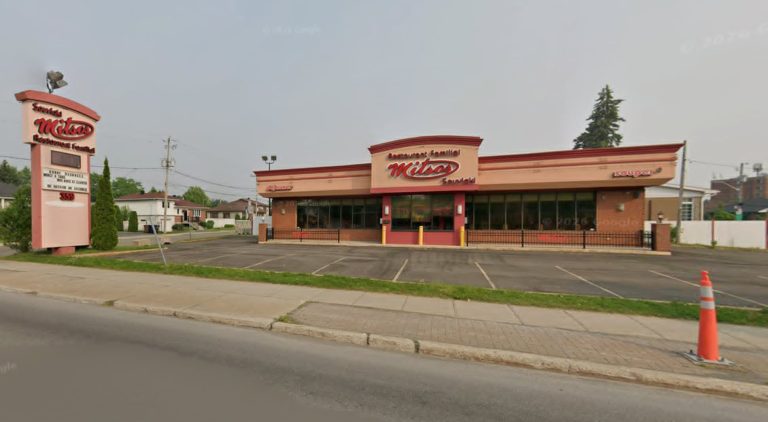 Ça bouge au Mitsos de Laval-des-Rapides Du va-et-vient a été remarqué par des citoyen.ne.s au restaurant Mitsos, dans Laval-des-Rapides, pour la première fois depuis des années. (Photo gracieuseté – Capture d’écran Google Maps)