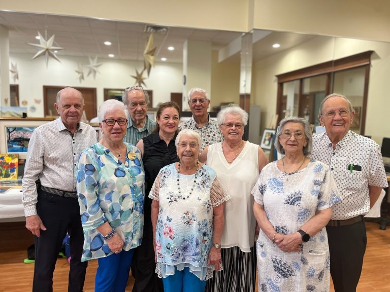 Quand l’art n’a pas d’âge: les gens de la Résidence Soleil Manoir de Laval exposent leur talent Les 8 artistes exposants de Résidence Soleil Manoir de Laval et leur professeur. De gauche à droite: Paul Bertholet, Monique Dupuis, Benjamin Ouellet, Simona Raducea, Gilberte Gosselin, Claude Simard, Marie-Marthe Boivin Hamel, Josefina Jimenez et Raymond Duquette. (Photo gracieuseté – Bélizaire Raphaël)