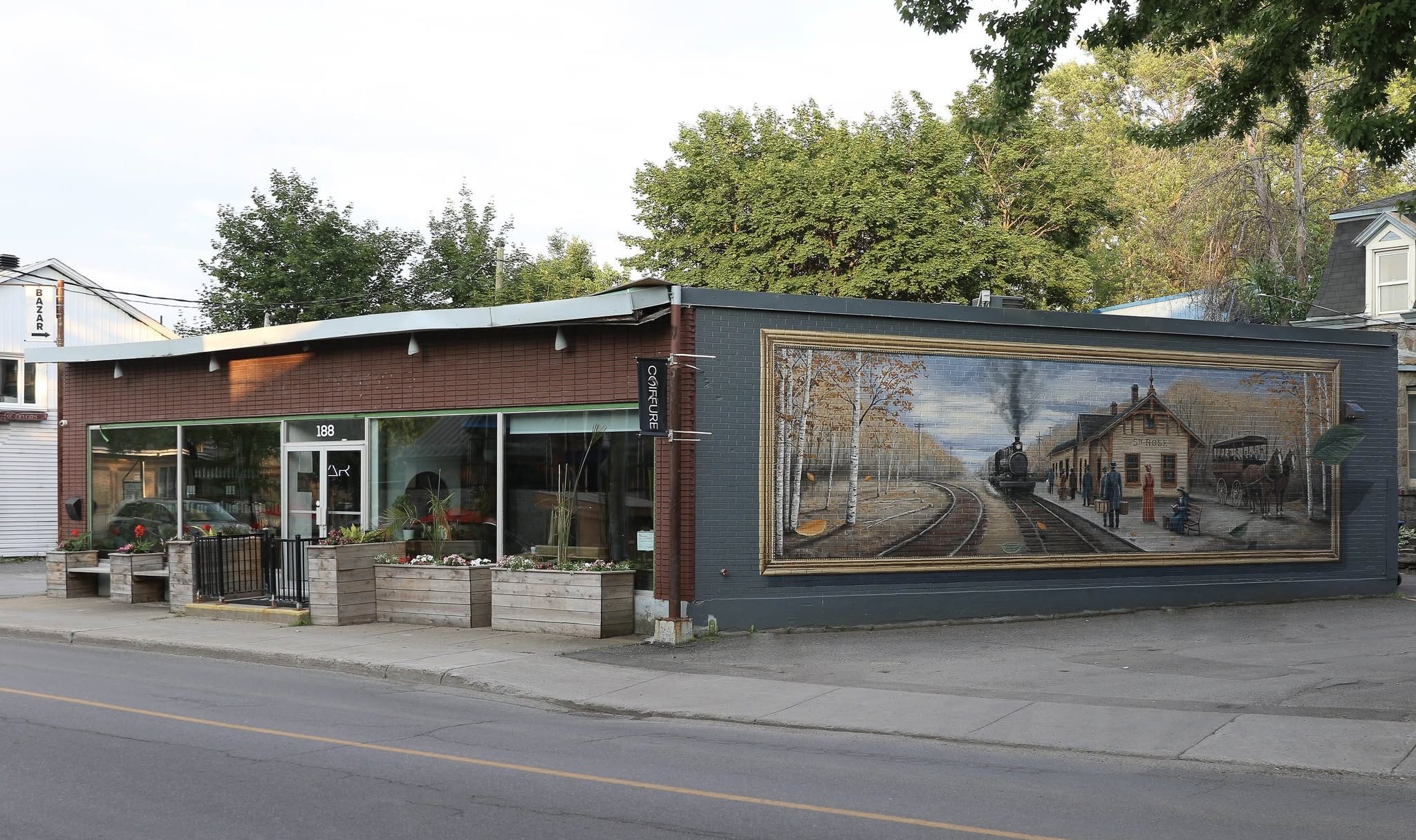 La nouvelle murale du Vieux-Sainte-Rose se trouve sur le mur ouest du 188, boulevard Sainte-Rose. (Photo gracieuseté – Luc Laberge)