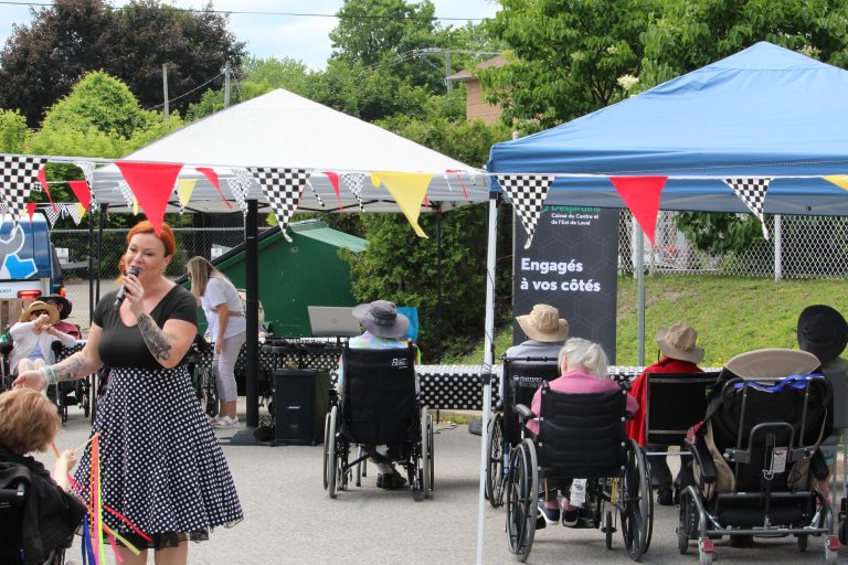 Fête familiale au CHSLD Champlain-de-Saint-François La chanteuse Mélanie Haché a interprété plusieurs titres. (Photo gracieuseté CHSLD Champlain-de-Saint-François)