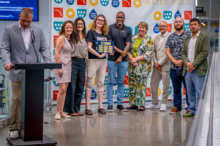EAU Laval souligne l’excellence des acteurs du milieu aquatique Remise du prix de discipline de l'année chez EAU Laval qui a été remis au groupe de natation artistique. (Photo gracieuseté - EAU Laval)