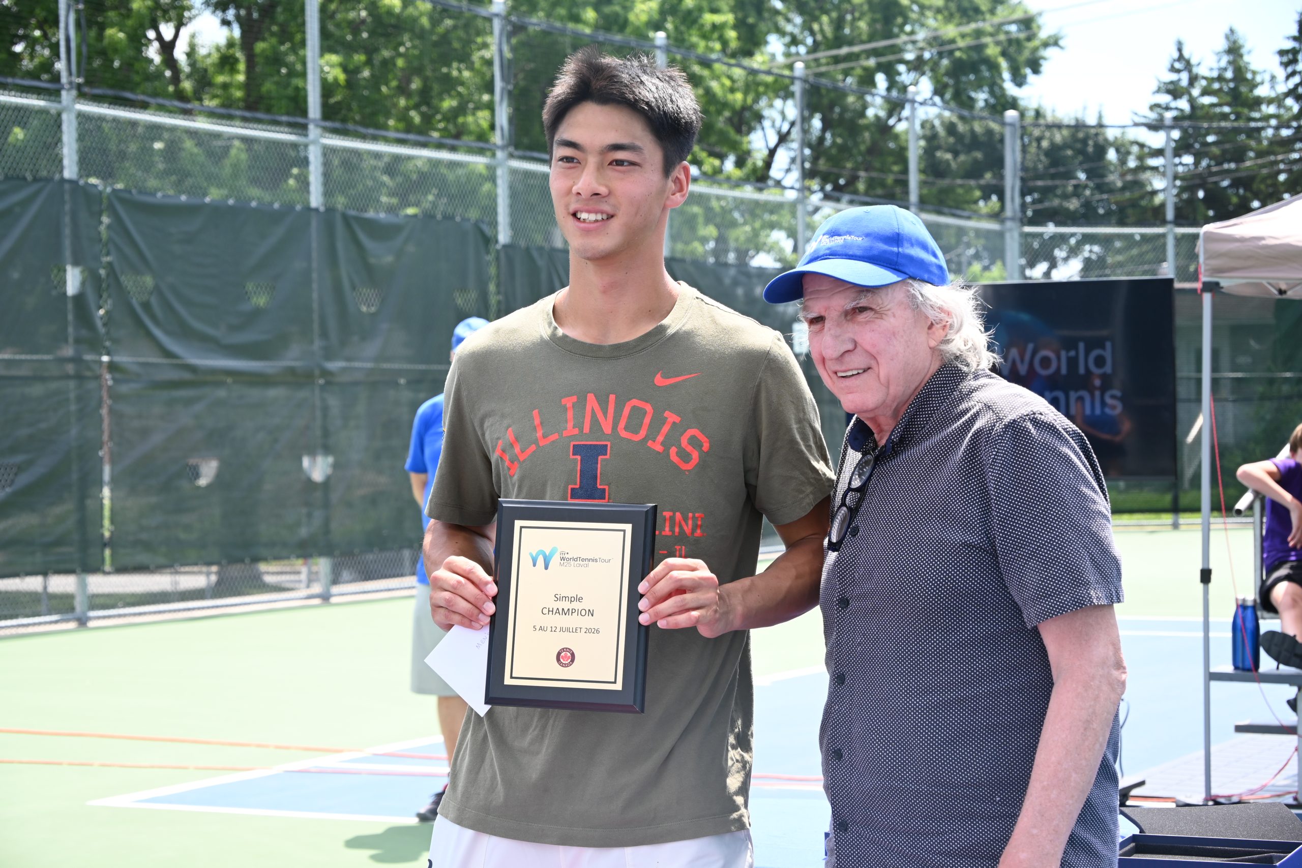 Kenta Miyoshi a reçu sa plaque de champion du M25 de Laval des mains d'Eugène Lapierre, président d'honneur du tournoi. (Photo gracieuseté - Jean Roy)