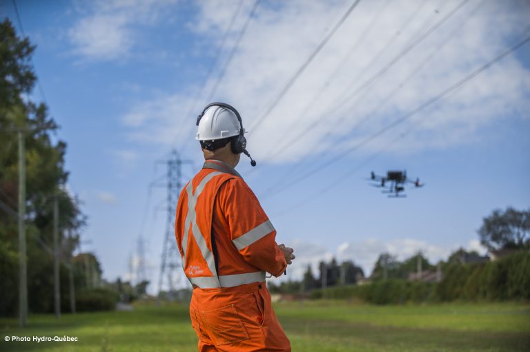 Des drones survolent les lignes électriques dans Laval-des-Rapides Des drones sont utilisés par Hydro-Québec pour inspecter les lignes électriques. (Photo gracieuseté : Hydro-Québec)