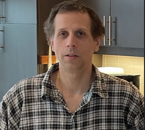 La SQ a diffusé deux nouvelles photos de Philippe Benoit, 41 ans, afin de retrouver cette personne maintenant considérée comme suspect d’un meurtre survenu dans la matinée du dimanche 26 juillet, à Shawinigan. (Photo gracieuseté - Sûreté du Québec)