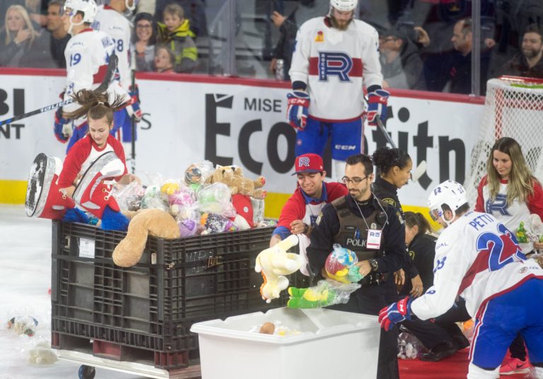 Saison 2026-2027 du Rocket: le lancer du toutou sera au rendez-vous Le Rocket de Laval déménagera au Centre Bell, à Montréal, le temps de son match annuel du lancer du toutou, le dimanche 22 novembre. (Photo 2M.Media – Archives)