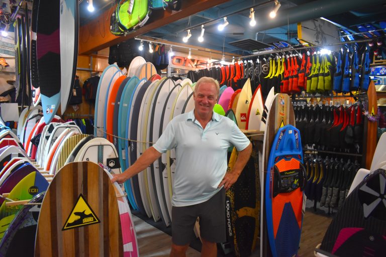 Jean Prescott est le fondateur de la boutique Sharks. (Photo 2M.Media – Emmanuelle Froment)