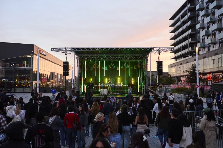 Plus de 35 événements gratuits devant la Place Bell cet été La station culturelle Momo. (Photo gracieuseté - Charles Briand)