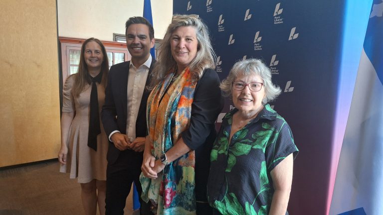 Élections 2026: déjà trois candidates sur les rangs pour le PLQ Le chef du Parti libéral du Québec, Charles Milliard, en présence des ses candidates Virginie Dufour, Caroline De Guire et Dre Cécile Tremblay. La première briguera un second mandat dans Mille-Îles alors que les deux autres en seront à leur première campagne électorale respectivement dans Laval-des-Rapides et Sainte-Rose.