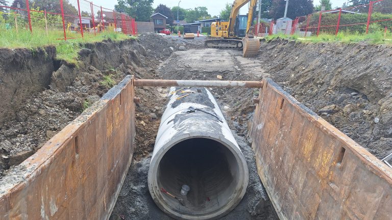Laval boucle 2025 dans l’encre rouge Des investissements de 415 M$ réalisés l’an dernier, 40 M$ sont allés pour la réfection des réseaux d’égout et d’aqueduc et 30 M$ pour la reconstruction de diverses structures et chaussées.