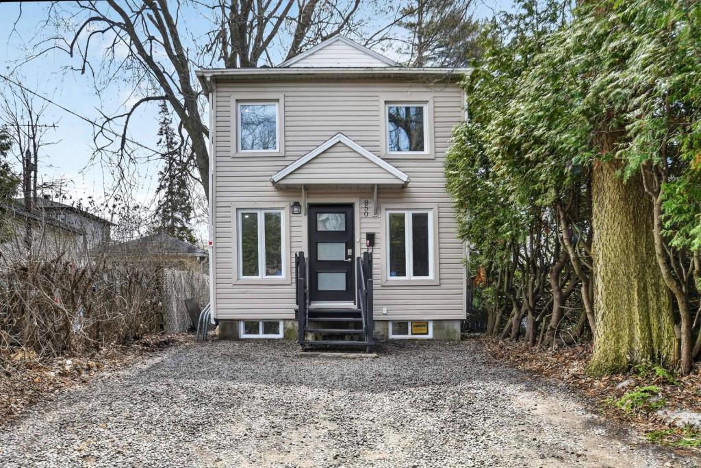 Maison en vente située au 850, 36e Rue, à Laval-Ouest. (Capture d'écran - Centris)