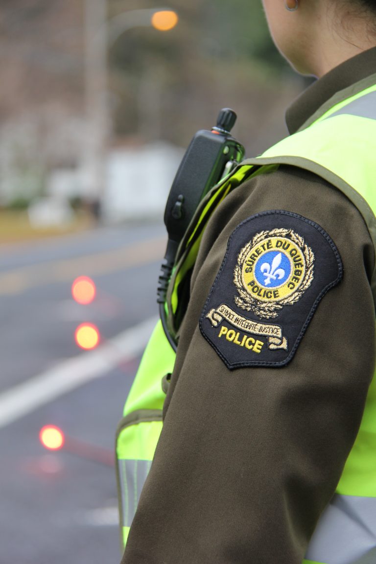 Autre jeune homme arrêté à 210 km/h sur l’autoroute 15 à Laval Un jeune homme de 21 ans a été intercepté en pleine nuit, le mardi 28 juillet, alors qu’il roulait à 210 km/h sur l’autoroute 15, en direction nord, sur le territoire de Laval. (Photo gracieuseté – Sûreté du Québec)