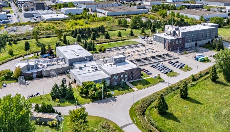 L’usine d’épuration La Pinière situé au 1133, montée Masson dans le parc industriel autoroutier 25.