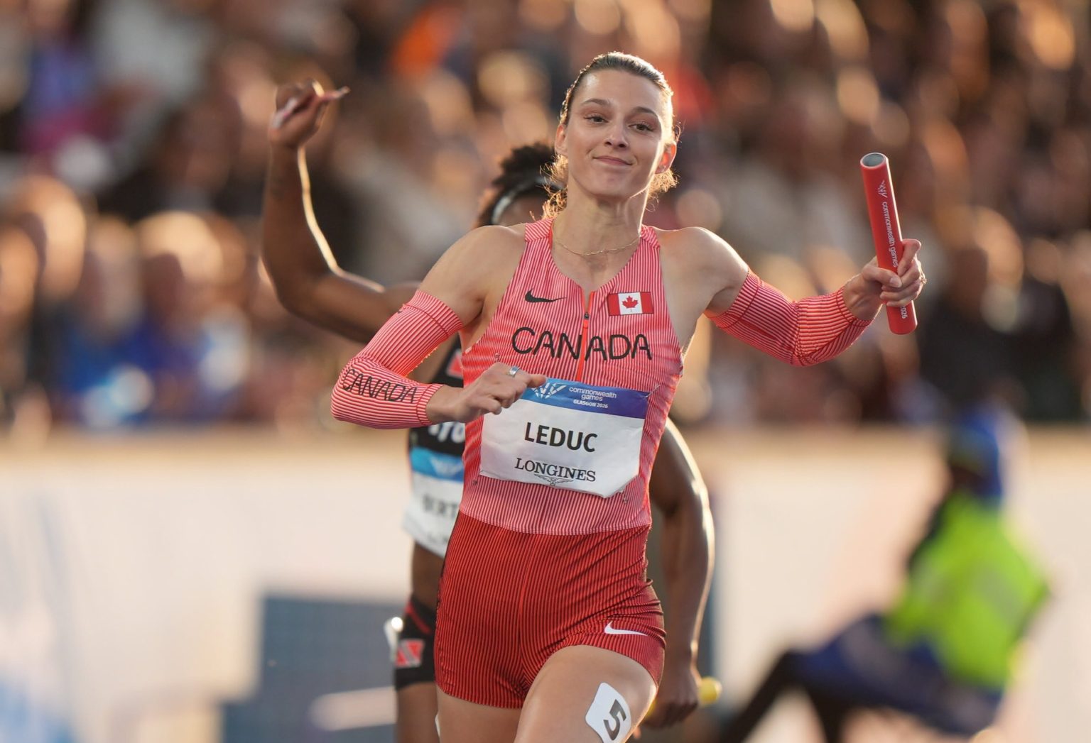 Quatrième et dernière relayeuse de l’équipe féminine canadienne au relais 4 x 100 m, la sprinteuse Audrey Leduc a franchi la ligne d’arrivée devant la Trinidadienne pour obtenir la médaille d’argent lors de la finale des Jeux du Commonwealth, le 1er août dernier. (Photo gracieuseté – Athletics Canada / Yonathan Kellerman)