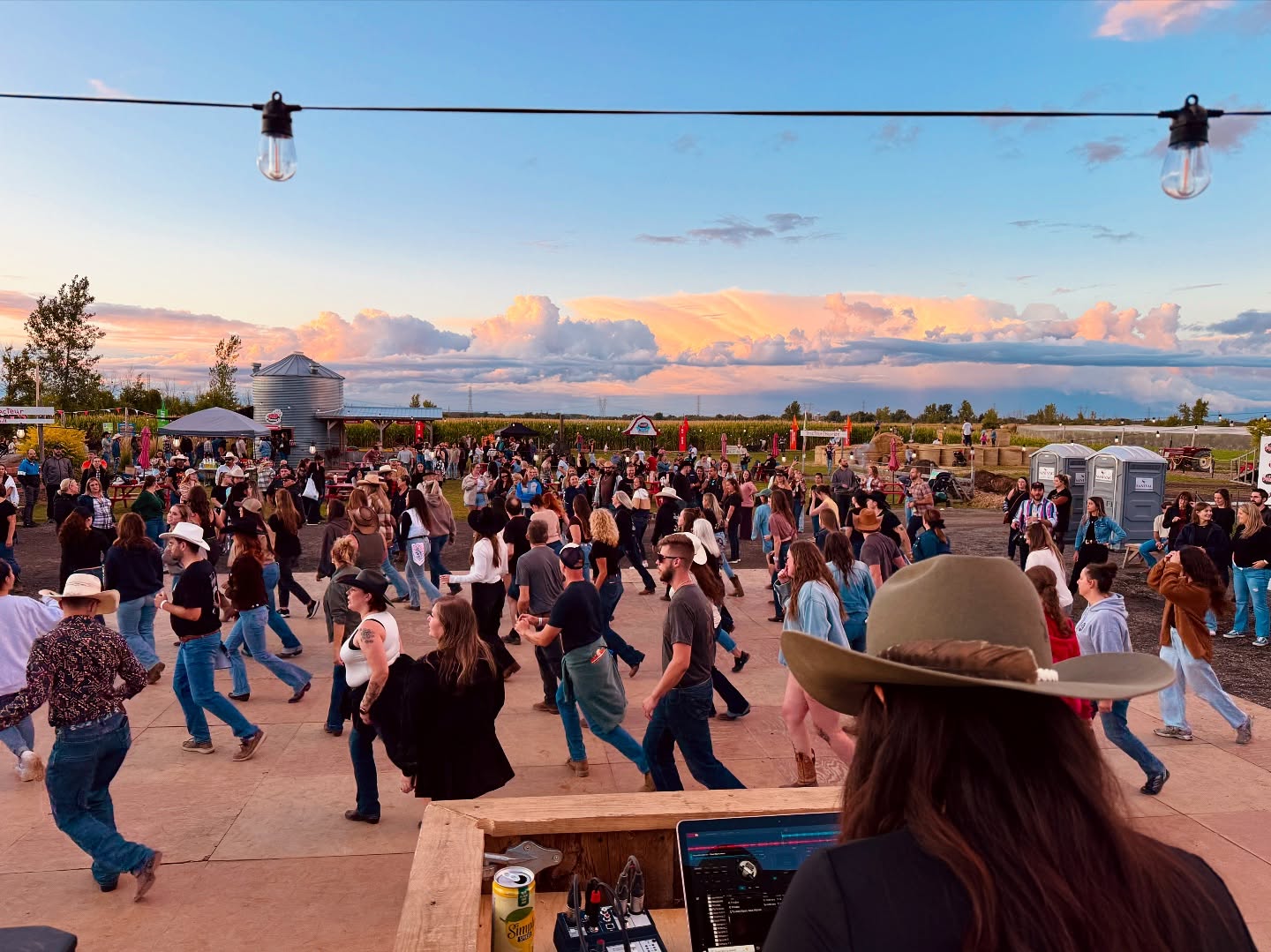 Les soirées de danse country sont très populaires à la Ferme Forget. (Photo gracieuseté)