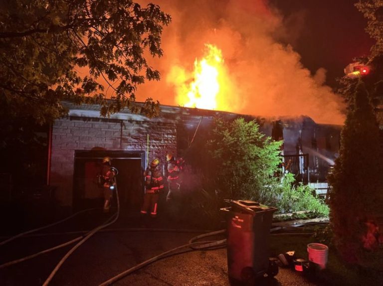 Perte totale d’un bâtiment après un feu suspect dans Fabreville Les pompiers de Laval faisaient face à un embrasement généralisé quand ils se sont présentés devant ce feu jugé suspect d’une maison vacante de la 2e Avenue, à Fabreville, dans la nuit du lundi 17 août. (Photo gracieuseté)