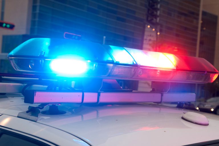 Une voiture fonce dans un gym de Laval : deux décès et un blessé grave Les policiers ont cessé de suivre le véhicule lorsque celui-ci a pris la fuite, mais ils l'ont finalement retrouvé après sa collision avec l'Atlantis Gym quelques minutes plus tard. (Photo 2M.Media - Archives)
