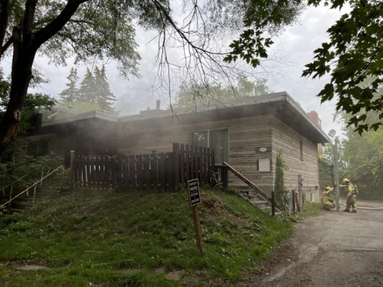 Famille à la rue après un 7e feu de cuisine en 8 mois à Laval Les pompiers de Laval ont maîtrisé en une cinquantaine de minutes cet autre feu de cuisine survenu sur son territoire, cetete fois, dans Sainte-Rose. (Photo gracieuseté)