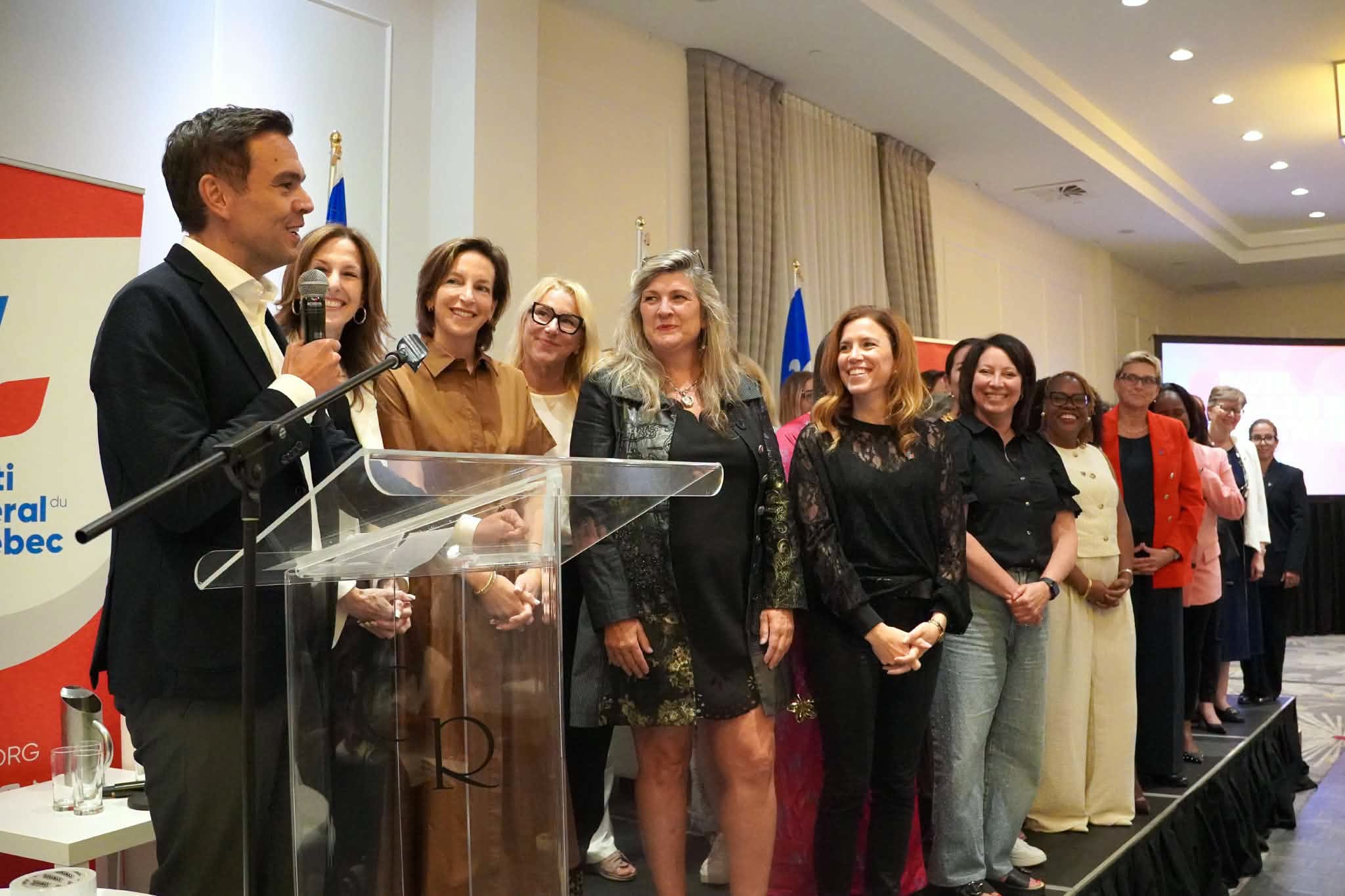 Charles Milliard, chef du Parti libéral du Québec, en compagnie de toutes ses candidates présentes à Laval, le mercredi 19 août, à l’occasion du panel femmes et politique. (Photo gracieuseté)