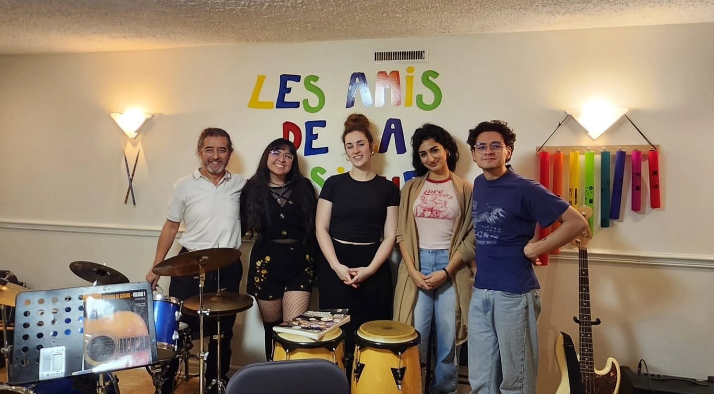 Père et enfants Ospina en compagnie de l’autrice-compositrice-interprète MJAE et de la pianiste Shahrzad Sabzehali, en répétition pour le concert de décembre 2025. (Photo gracieuseté – Page Facebook Les Amis de la Musique de Laval)