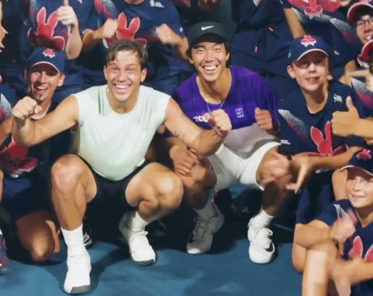 Omnium Banque Nationale | Galarneau et Chan accèdent au troisième tour en double Alexis Galarneau et Duncan Chan célébrant avec les ramasseurs de balles à la suite de leur victoire au deuxième tour du double à l'Omnium Banque Nationale 2026. (Capture d'écran - Compte Instagram de l'Omnium Banque Nationale)