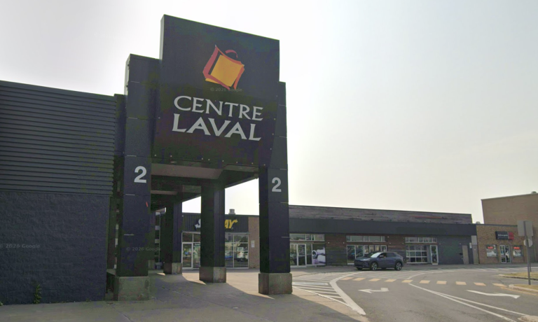 Vol spectaculaire dans une bijouterie du Centre Laval Une bijouterie du Centre Laval a reçu la visite de malfaiteurs dans l’après-midi du mardi 11 août. (Capture d’écran - Google Maps)